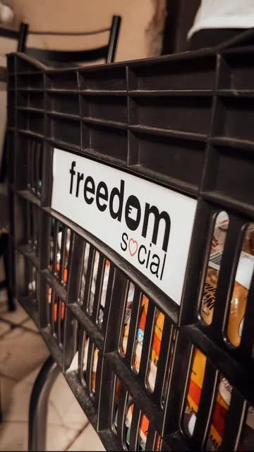 Placa da Freedom Social