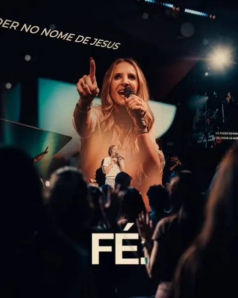 Post: Fé, com a Pra. Thaís no palco